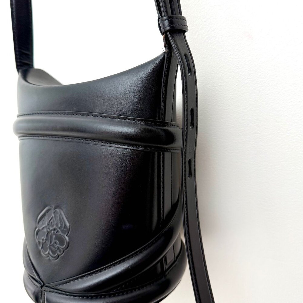ALEXANDER MCQUEEN Small Curve Bucket Bag in Black Calf Leather - Picture 8 of 15